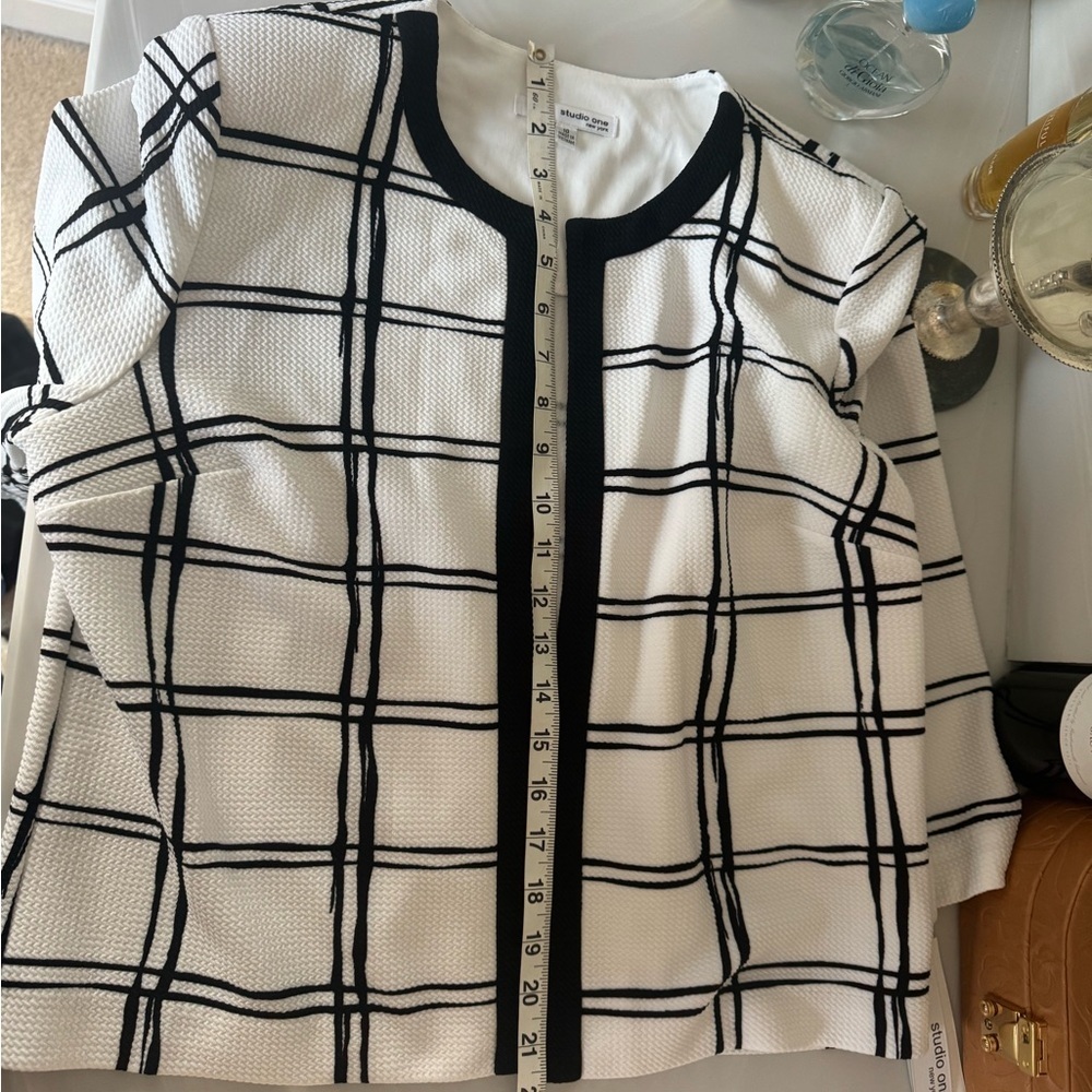 Studio 17 Black and White Ensemble - Picture 8 of 16